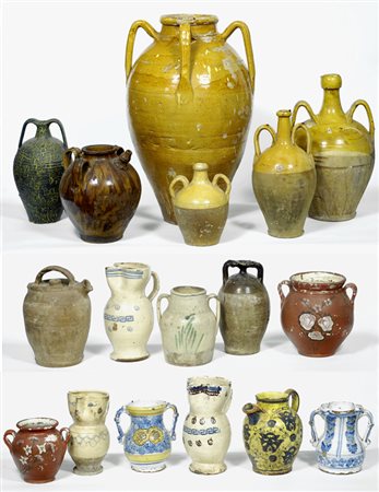 Cinque brocche e tre vasi in maiolica, di varia forma, epoca e misura; NOVE...