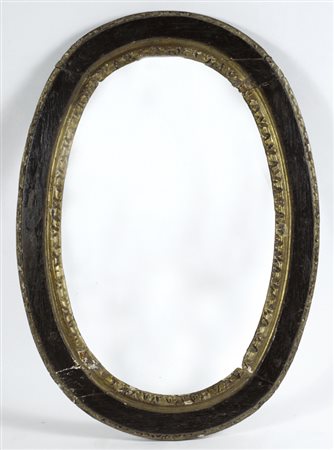 Cornice ovale in legno intagliato, dipinto e dorato, cm. 40x22,5; cm....