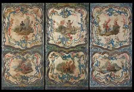 Gruppo di tre pannelli in legno laccato e dipinto su un lato a figure classiche