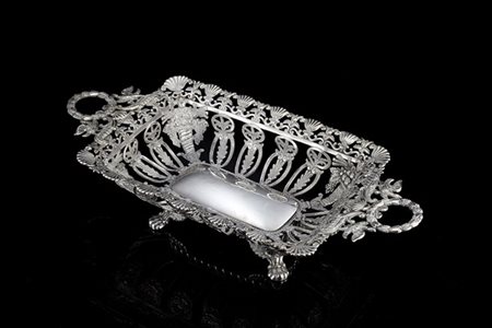 Centrotavola in argento con corpo sbalzato e traforato a cornucopie con frutti,