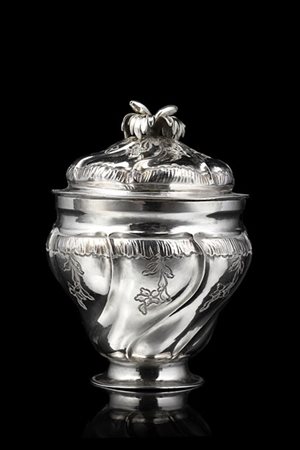 Zuccheriera in argento a torchon. Corpo inciso e decorato a fiori e foglie, cop