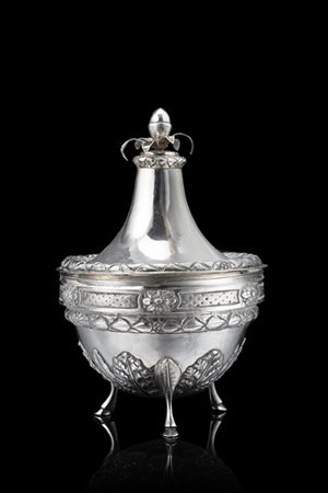 Zuccheriera tripode con coperchio in argento sbalzato a motivi vegetali e stili