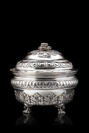 Zuccheriera tripode in argento sbalzato e cesellato, coperchio a guisa di rosa.