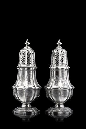 Coppia di spargizucchero in argento inciso 
a motivi floreali. Francia, secolo