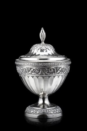 Zuccheriera in argento a corpo costolato e sbalzato a girali vegetali, coperchi