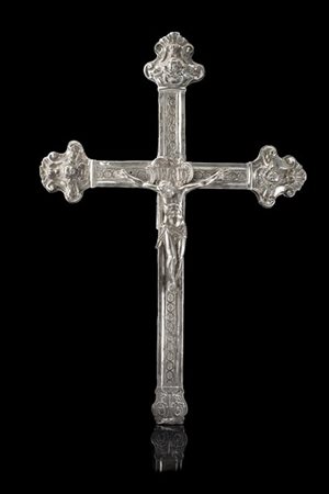 Crocefisso in argento con pinnacoli decorati a teste di cherubini e volute fogl