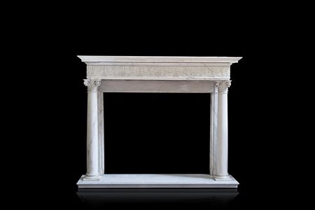 Camino in marmo bianco con architrave scolpita a volatili, volute fogliate e fi