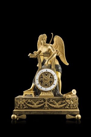 ANONIMO, Francia
Orologio da tavolo in bronzo dorato e patinato raffigurante fi