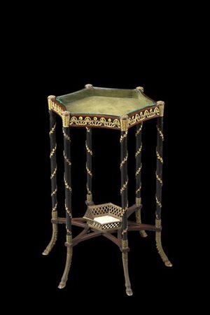 Fioriera in legno con piano ottagonale, montanti e fascia decorati a fregi in b