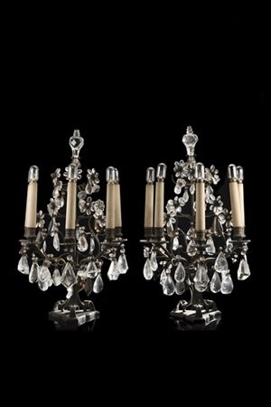 Coppia di girandolles in metallo bianco a cinque luci con pendenti a forma di g