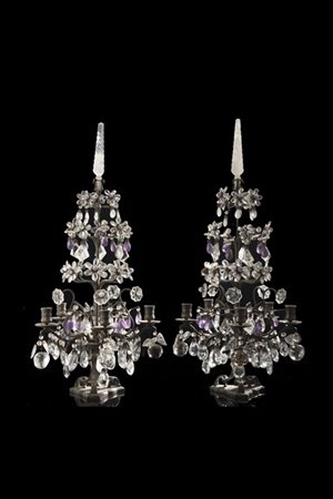 Coppia di girandolles in metallo bianco decorate con pendenti in cristallo di R