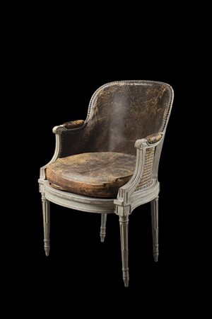 Poltrona a pozzetto in legno laccato con braccioli e gambe scanalati, sedile e