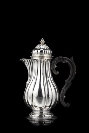 Caffettiera in argento a corpo piriforme costolato, presa a guisa di pigna stil