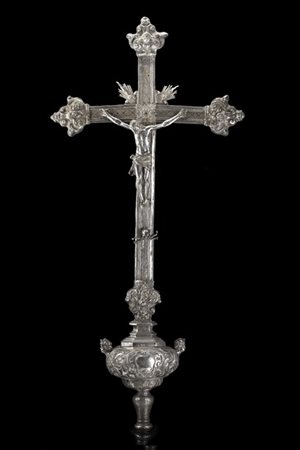 Crocefisso in argento con puntali e base decorati a teste di cherubini sbalzate