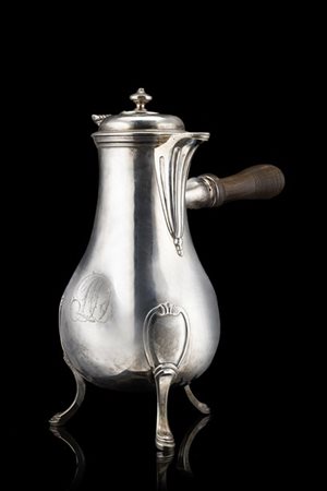 Cioccolatiera tripode in argento a corpo piriforme liscio con manico in legno t