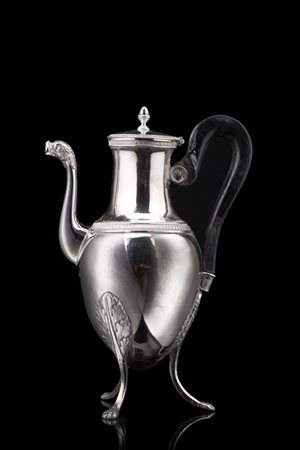 Caffettiera tripode in argento a corpo ovoidale liscio con versatoio zoomorfo.