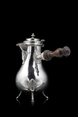 Cioccolatiera tripode in argento a corpo piriforme liscio poggiante su tre pied