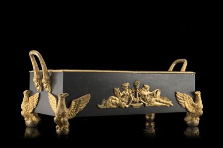 Giardiniera in bronzo patinato con applicazioni in bronzo dorato raffiguranti a