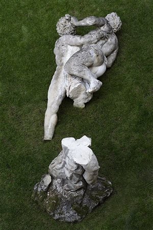 Grande scultura in pietra di Vicenza raffigurante Ercole che lotta con Anteo. P