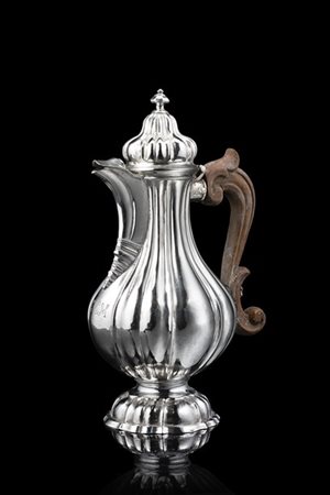 Caffettiera in argento a corpo piriforme costolato. Ansa in legno sagomata a vo