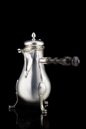 Caffettiera tripode in argento a corpo piriforme liscio, manico
 in legno torni