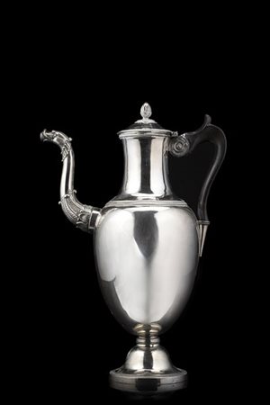 Caffettiera in argento a corpo ovoidale liscio con beccuccio zoomorfo. Ansa a v