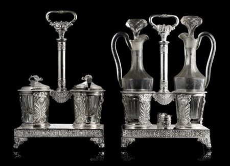 Servizio da tavola in argento composto da mostardiera e porta cruet sbalzati a