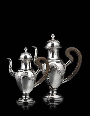 Lotto composto da una caffettiera e una teiera in argento decorate a ghirlande