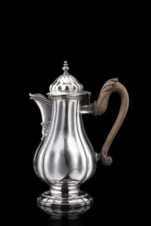 Caffettiera in argento a corpo piriforme costolato poggiante su base sagomata.