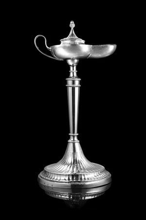 Lucerna in argento con fusto a colonna sfaccettata. Porta olio e base circolare