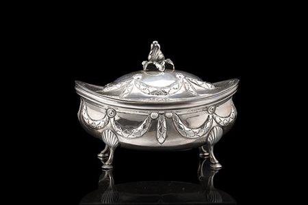 Zuccheriera a barchetta in argento sbalzato e cesellato a festoni, poggiante su