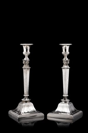 Coppia di candelieri in argento con portacandele a vaso sorretto da quattro tes