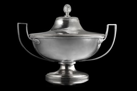 Zuppiera biansata in argento a corpo liscio con bordure decorate a foglie. Pres
