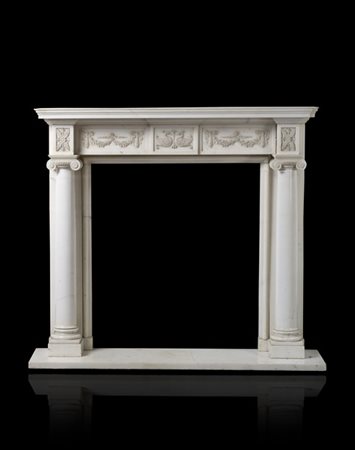 Camino neoclassico in marmo bianco con due colonne tornite a tutto tondo e arch