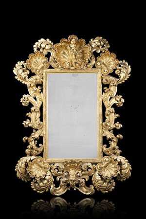 Importante specchiera barocca in legno scolpito, traforato e dorato a volute fo