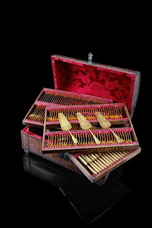 Servizio di posate in vermeille decorato a perlinature, composto da: trentasei