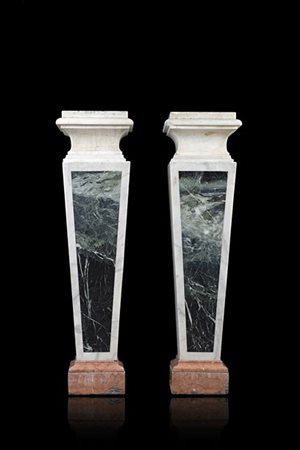 Coppia di mensole in marmo bianco, sul fronte pannello in verde alpi, capitello