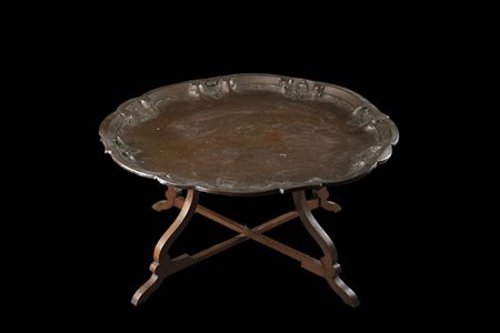 Tavolo da fumo con vassoio di forma mistilinea in rame sbalzato a conchiglie, v