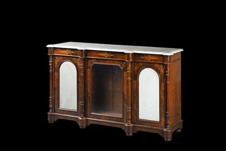 Credenza in mogano lastronata in radica, fronte a tre ante intarsiate a volute