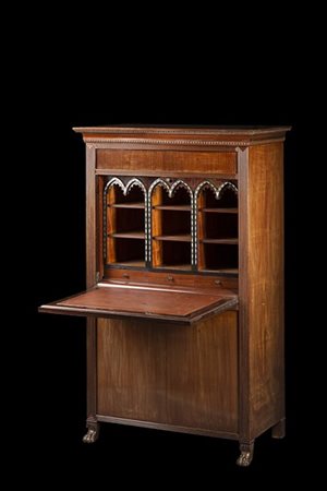 Secretaire lastronato in mogano, fronte con calatoia e due ante, cassetto con s