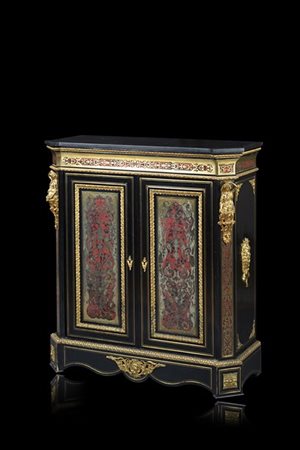 Credenza in stile Boulle in legno ebanizzato, fronte a due ante intarsiate in o