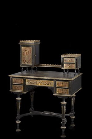Scrittoio da centro con alzata in stile Boulle, piano in pelle, fronte a cinque