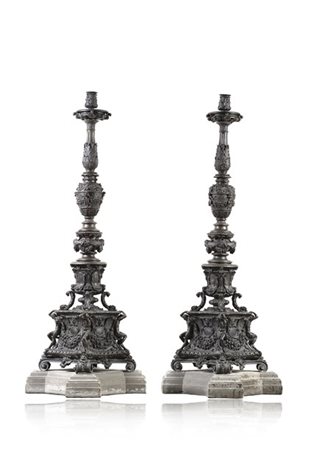 Coppia di importanti torciere in bronzo con fusto decorato a foglie d'acanto, m