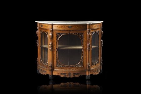 Credenza a mezzaluna in mogano con tre ante a vetri decorate da volute traforat