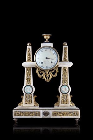 ROBERT & COURVOISIER
Pendola a portico in marmo bianco con montanti e base deco