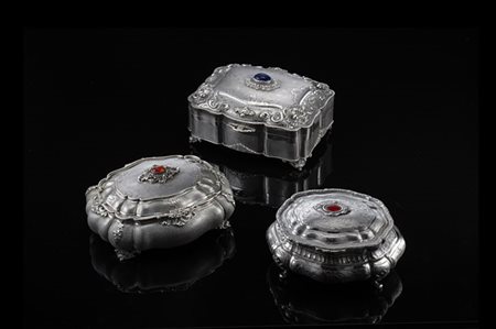 Gruppo di tre scatole in argento inciso e cesellato in rilievo a fiori, coperch