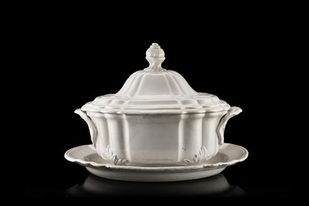 Manifattura di Sassuolo, secolo XVIII. Zuppiera biansata con coperchio e vassoi