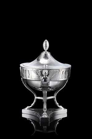 Zuccheriera tripode in argento. Coppa di forma circolare sorretta da ghiera con