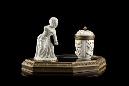 Manifatture del secolo XVIII. Calamaio con base ottagonale sormontata da un vas