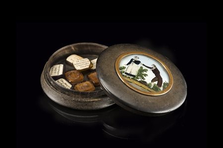 Tabacchiera in osso decorata sul coperchio da scena galante. All'interno undici